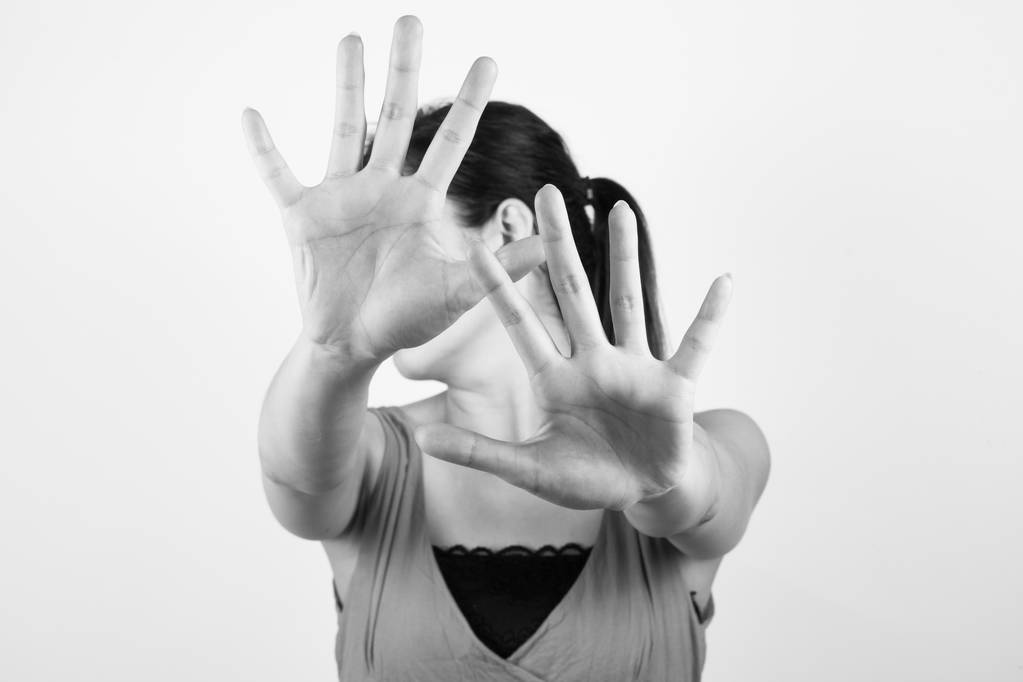 Mujer joven mostrando su negación con NO en la mano
 - Foto, imagen