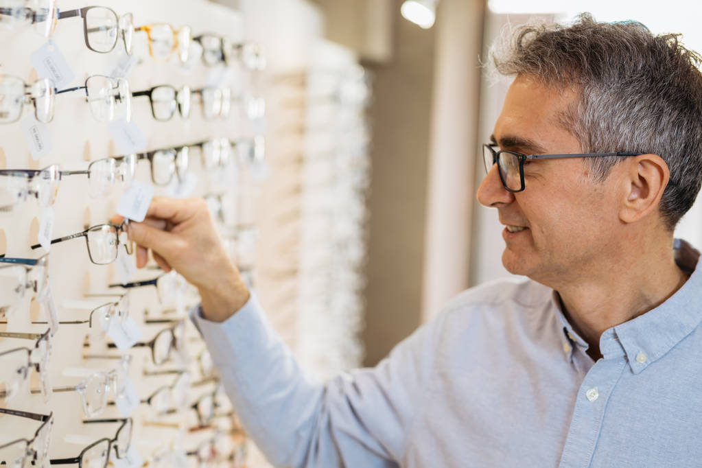 Retrato de hombre maduro con anteojos en tienda óptica
 - Foto, Imagen