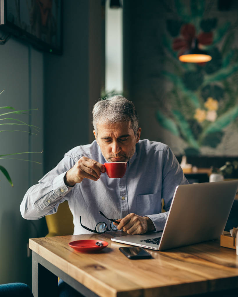 Casual empresário beber café na cafetaria trabalhando no laptop
 - Foto, Imagem