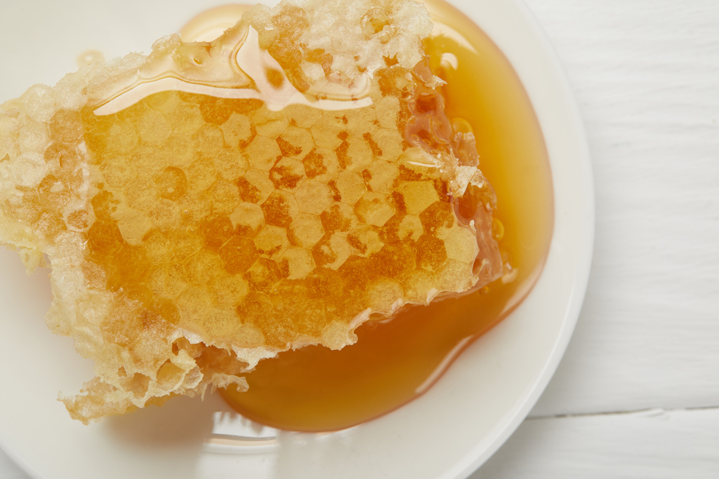 vista superior del plato con delicioso panal de abeja en la mesa blanca
 - Foto, Imagen