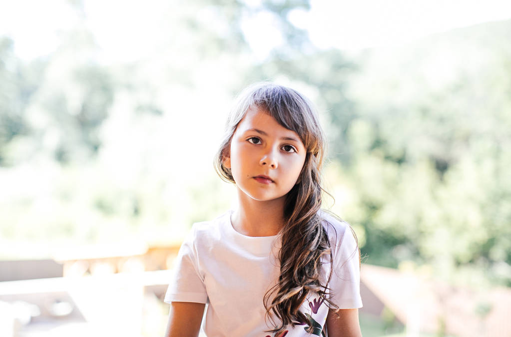 Красивая маленькая девочка на террасе
  - Фото, изображение