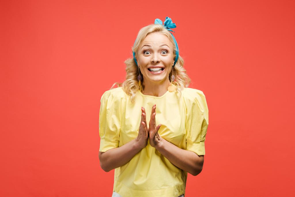 excitada mujer rubia en diadema azul aplaudiendo las manos en rojo
  - Foto, Imagen