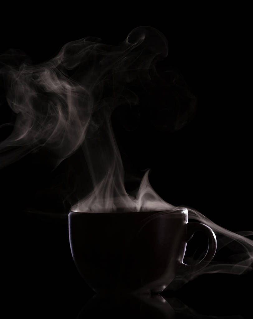 Силует чашки з гарячим напоєм і парою ізольовано на чорному б
 - Фото, зображення