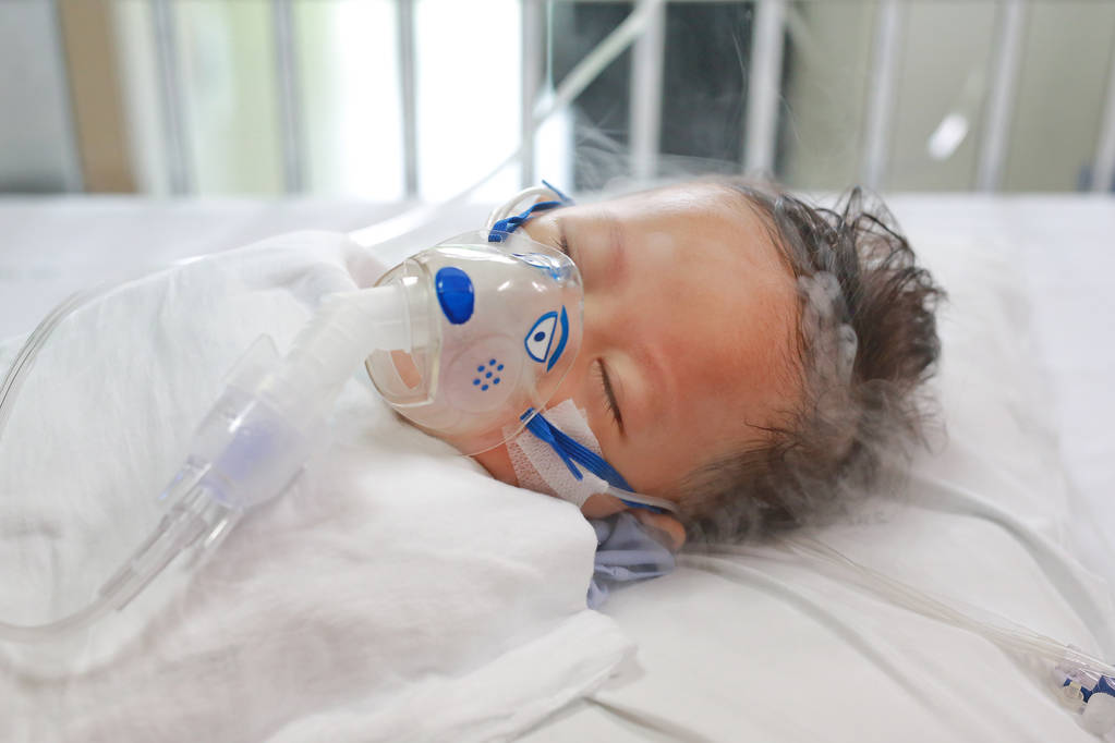 Hasta bebek hasta yatağında Solunum Syncytial Virüs (Rsv) tedavisi için teneffüs maskesi ile inhale ilaç uygulayarak. - Fotoğraf, Görsel