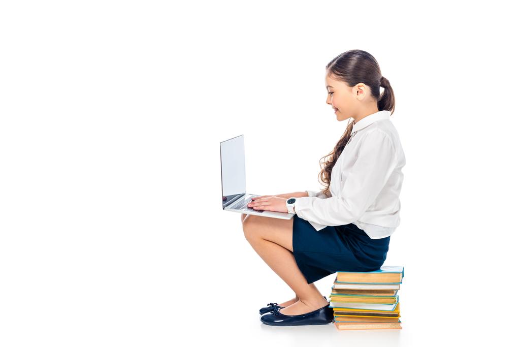 estudante em desgaste formal sentado em livros e usando laptop isolado em branco com espaço de cópia
 - Foto, Imagem