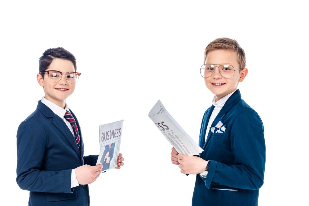 heureux écoliers prétendant être des hommes d'affaires tenant des journaux isolés sur blanc
  - Photo, image
