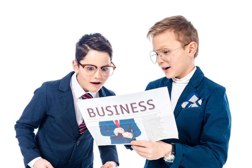 школьники, притворяющиеся бизнесменами, читающими газету Isolated On White
  - Фото, изображение