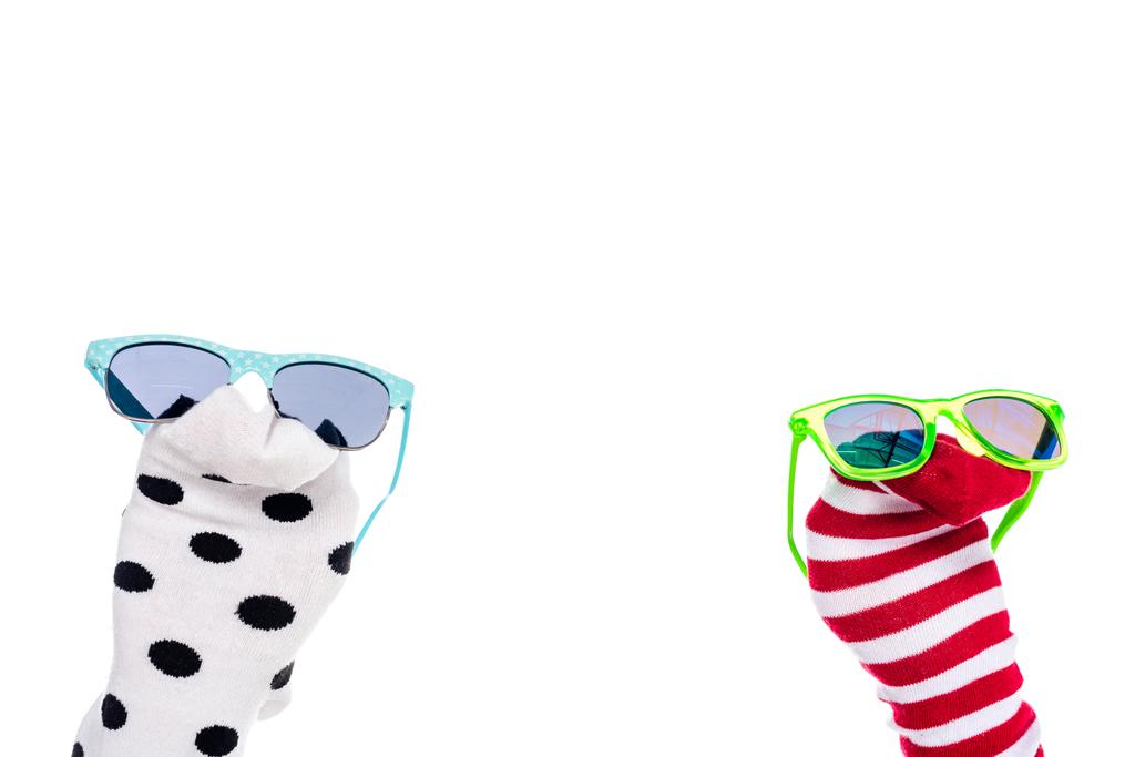 vista ritagliata di persona con burattini colorati e occhiali da sole su mani isolate su bianco
  - Foto, immagini