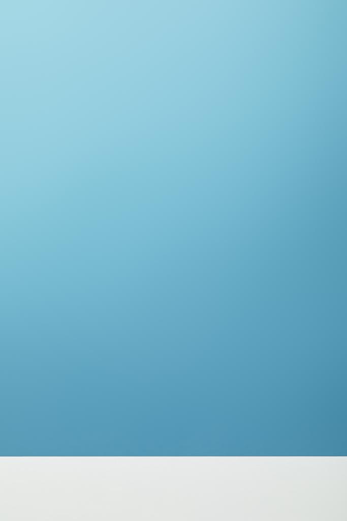 surface blanche sur fond bleu vide avec espace de copie
 - Photo, image