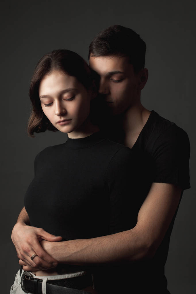 Mujer joven y hombre joven abrazándose
 - Foto, imagen