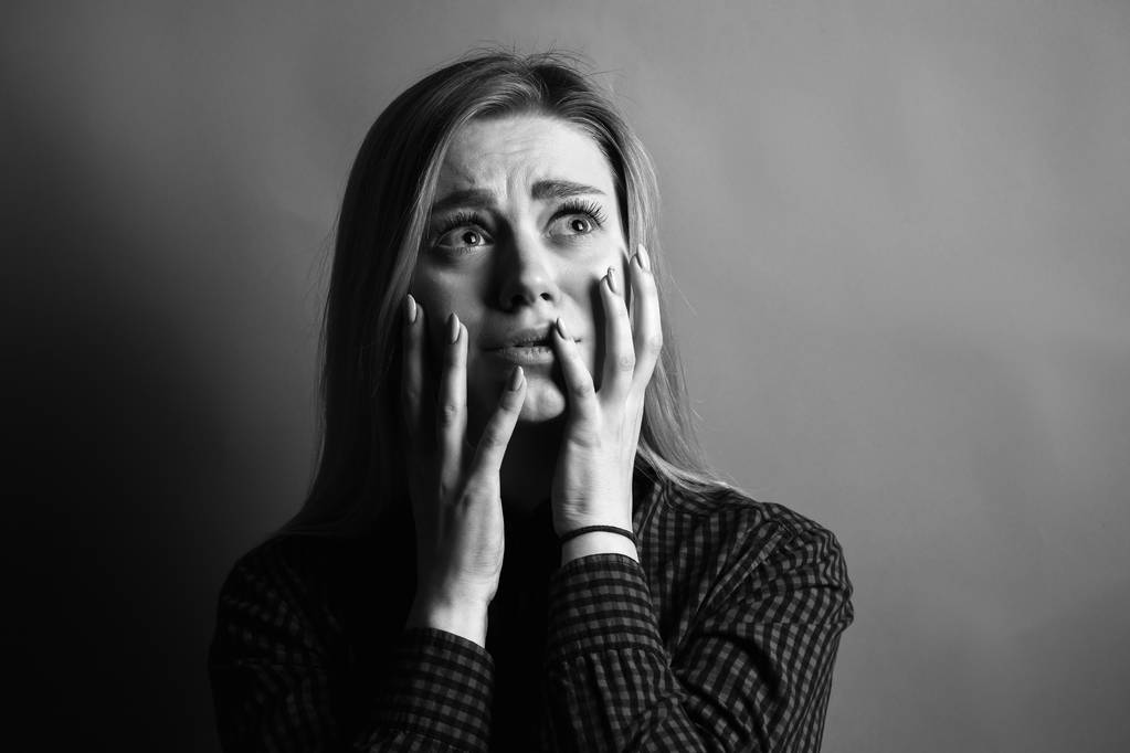Портрет напуганной молодой женщины. Черное и белое
 - Фото, изображение