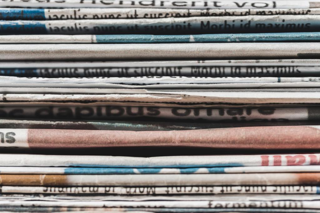 Nahaufnahme verschiedener gedruckter Tageszeitungen im Stapel  - Foto, Bild