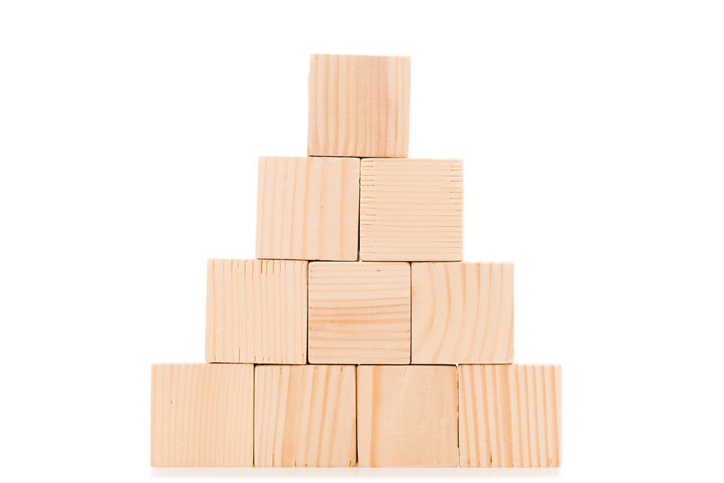 pirámide hecha de bloques de madera con espacio de copia aislado en blanco
 - Foto, Imagen