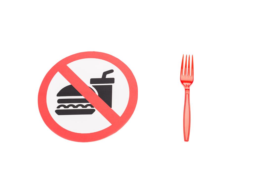 ningún signo de alimentos y bebidas cerca de tenedor de plástico aislado en blanco
 - Foto, Imagen