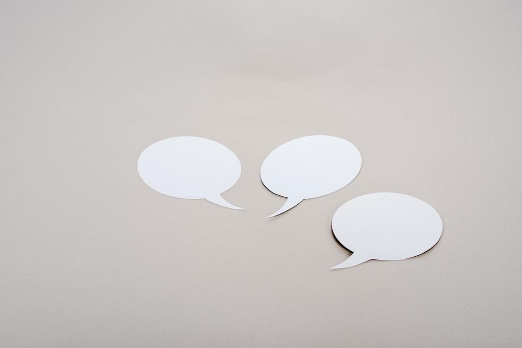 fehér három üres beszéd buborékok másolási hely szürke háttér - Fotó, kép