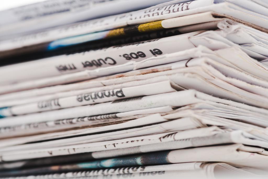 крупним планом різні друковані щоденні газети в стеку
 - Фото, зображення