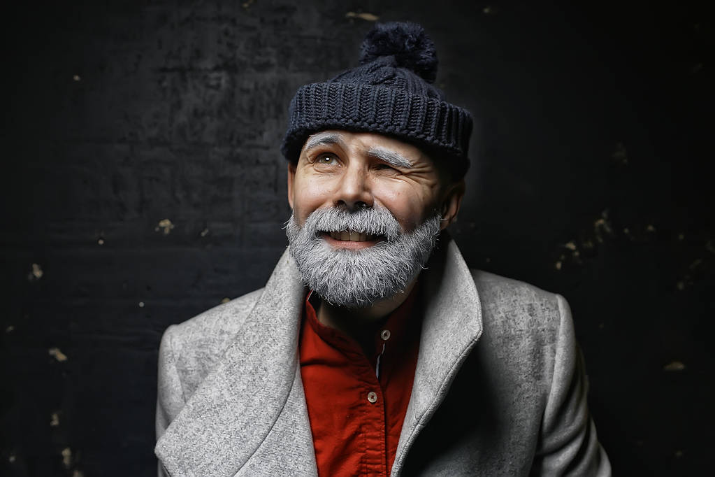 brutaali mies parta talvivaatteissa / muotokuva henkilö harmaa parta, hipster lämpimät vaatteet talvi
 - Valokuva, kuva