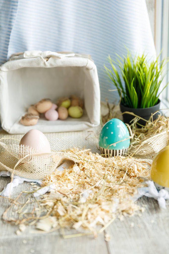Osterkomposition mit Eiern auf Holzgrund - Foto, Bild