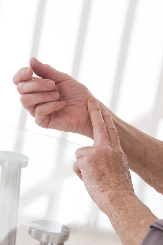 γυναίκα χέρι μετρώντας το δικό της παλμό βραχίονα - Φωτογραφία, εικόνα