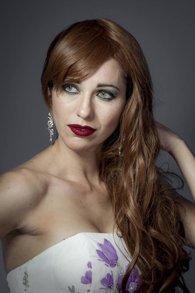 Δέρμα. όμορφη σέξι γυναίκα με κομψό μακρύ κόκκινο γυαλιστερό μαλλιά, χτένισμα. Κοκκινομάλλα γλύκα. όμορφη κορίτσι με μπούκλες - Φωτογραφία, εικόνα