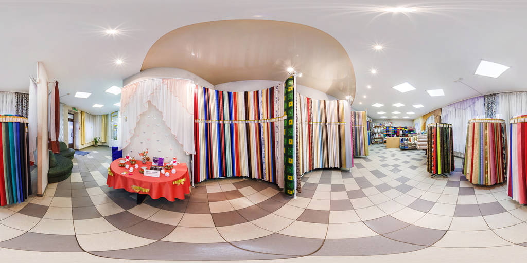 Minsk, Wit-Rusland - mei 2018: Volledige sferische naadloze panorama van 360 graden in het interieur van de winkel met planken stoffen in elite textiel warenhuis in equirectangular projectie, Vr inhoud - Foto, afbeelding