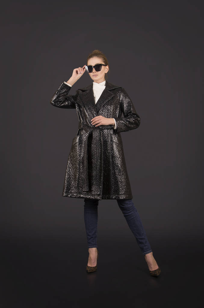 Une fille dans un manteau noir de faux cuir et de jeans posant
. - Photo, image