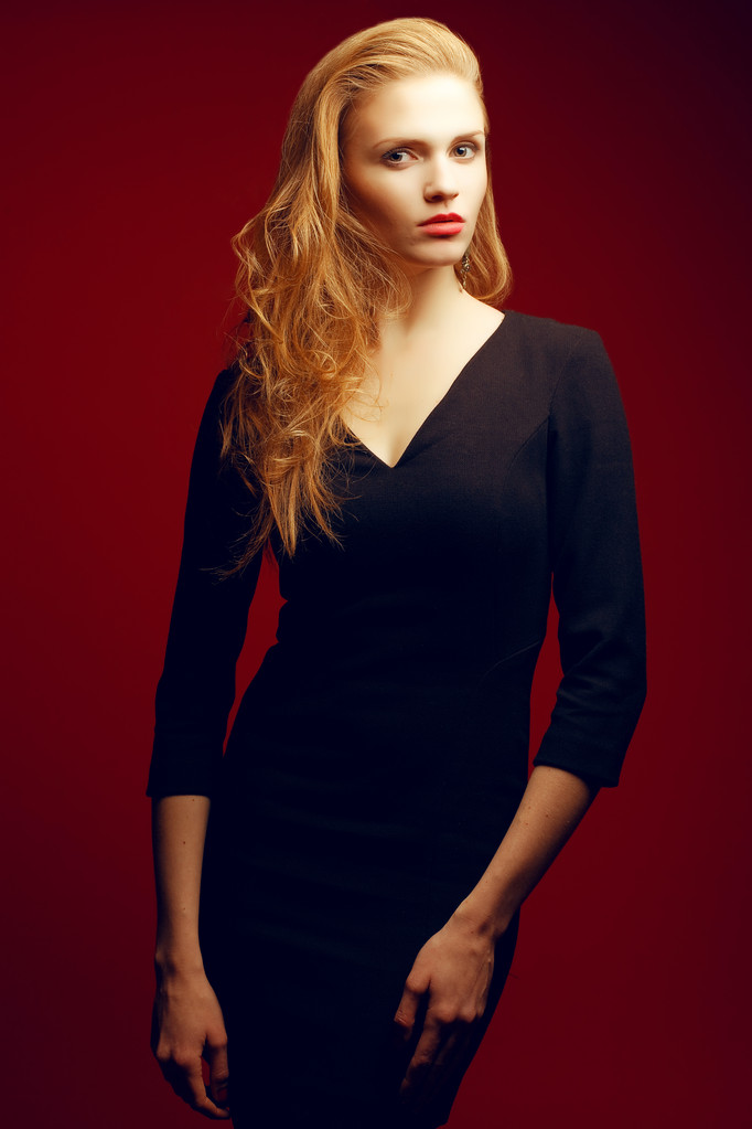 Retrato de un modelo de pelo rojo (jengibre) de moda en una c negro
 - Foto, imagen