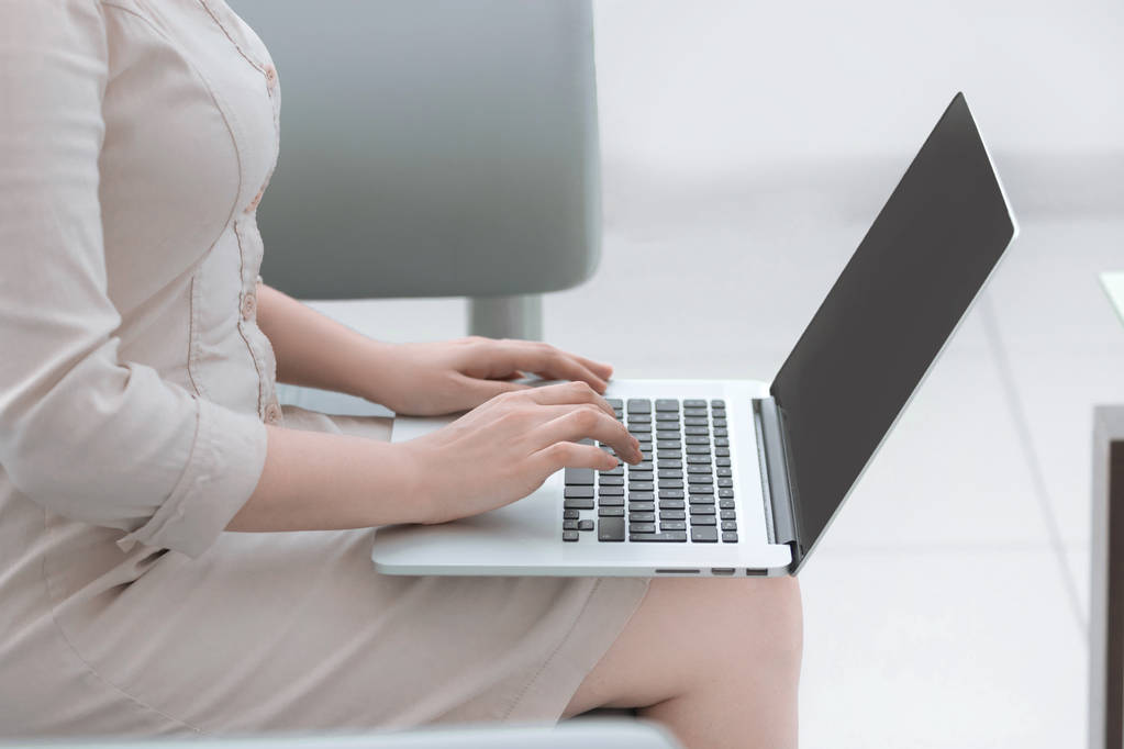 close up.businesswoman trabalhando em um laptop no escritório
 - Foto, Imagem