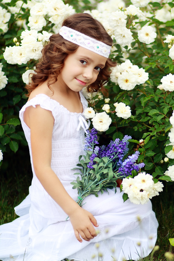 fille sur roseraie blanche
 - Photo, image