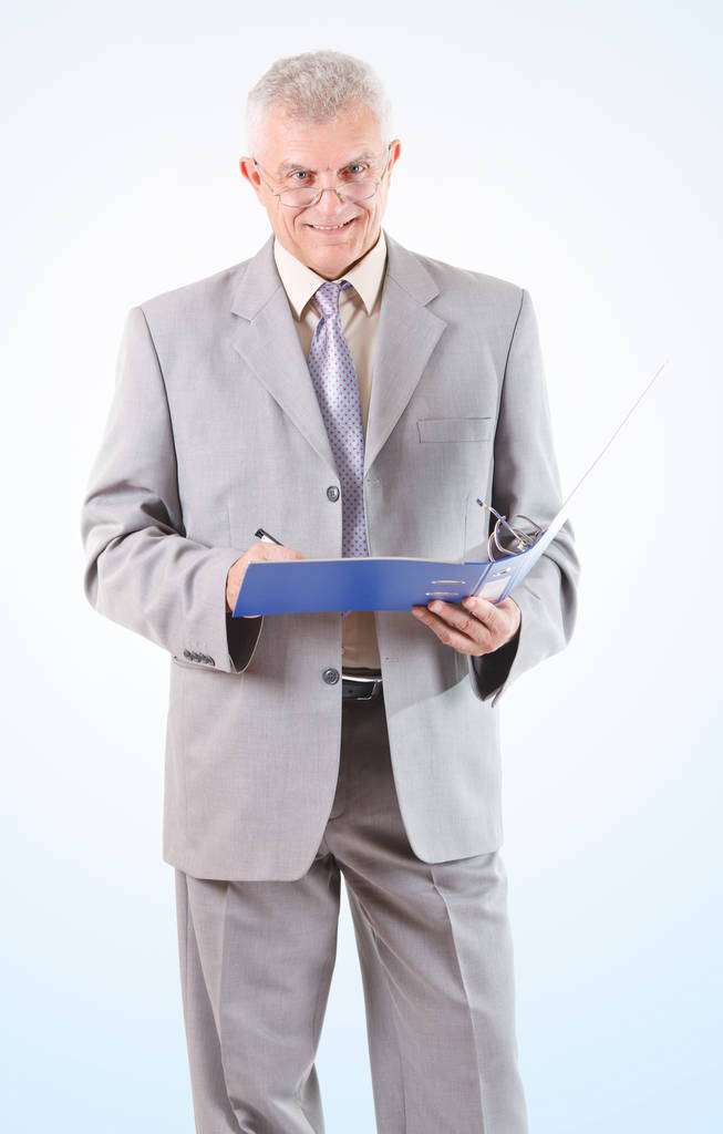 Sorrindo Sucesso Empresário Sênior assinando documentos
 - Foto, Imagem