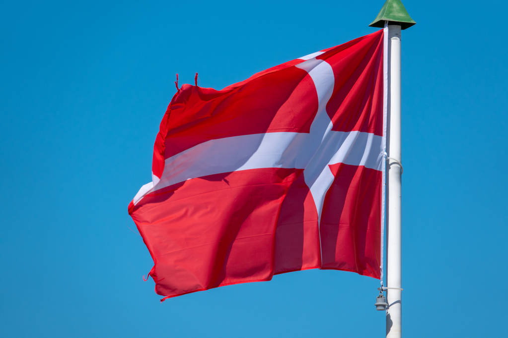 青空の前で吹くデンマークの旗 - 写真・画像