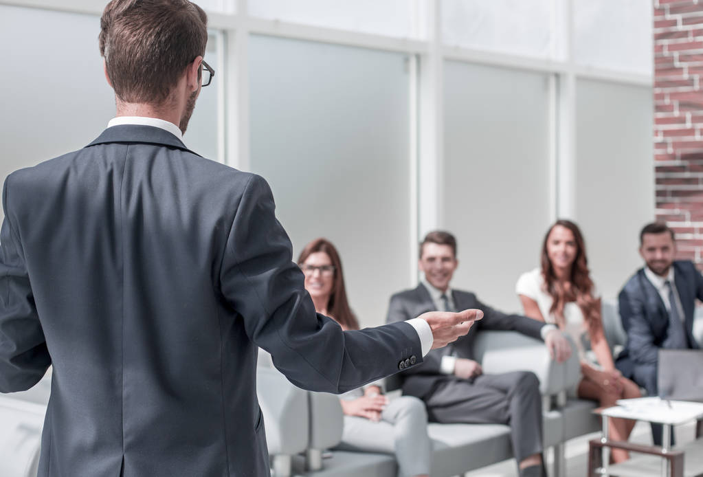 empresário realiza um briefing com a equipe de negócios - Foto, Imagem