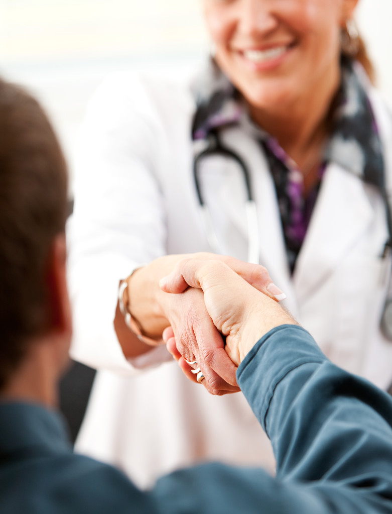 Médico: Apertando as mãos com um paciente
 - Foto, Imagem