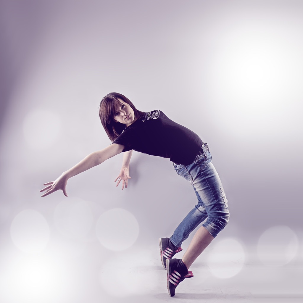 Дівчина танцює хіп-хоп
 - Фото, зображення