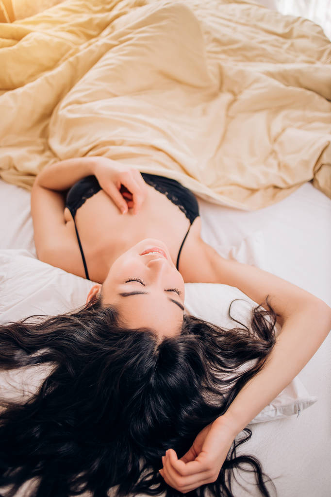 Porträt ziemlich sexy junge Frau auf dem Bett - Foto, Bild