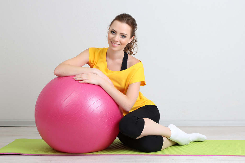 Retrato de hermosos ejercicios de mujer joven con pelota de gimnasio
 - Foto, imagen