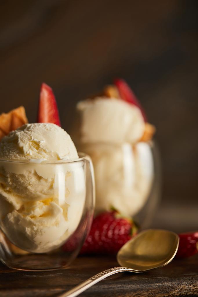 Крупный план вкусного мороженого с клубникой в стекле и ложкой
 - Фото, изображение