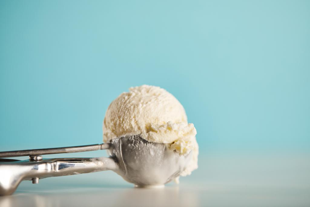 μεζούρα παγωτού σε μεταλλικό κουτάλι στο μπλε με χώρο αντιγραφής - Φωτογραφία, εικόνα