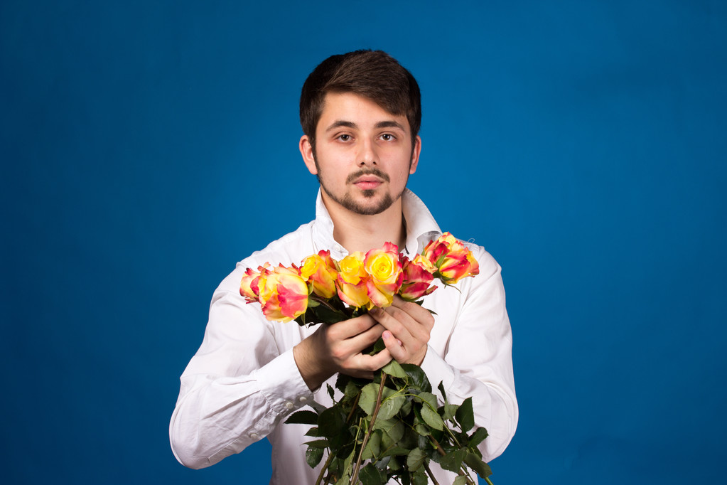 赤いバラの花束を持つ男 - 写真・画像