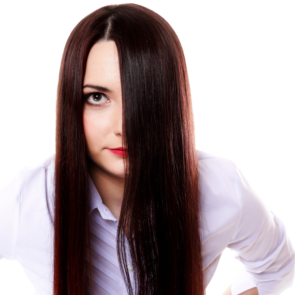 Женщина покрывает часть лица прямыми длинными волосами
 - Фото, изображение
