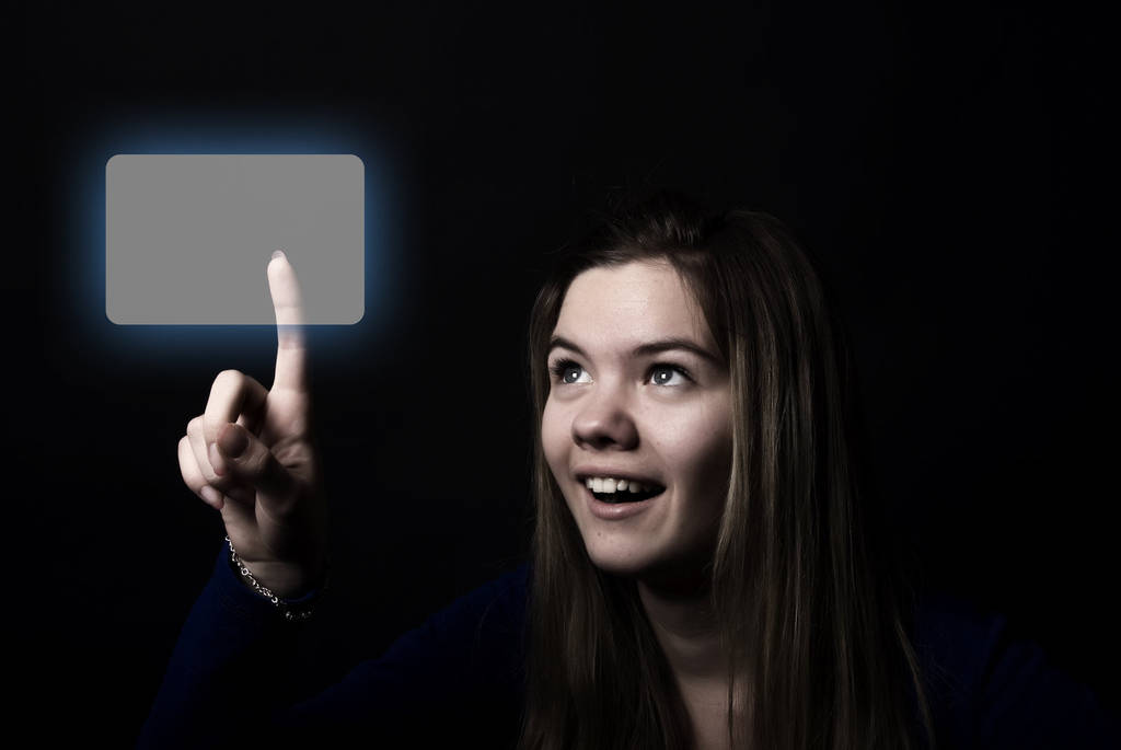 Portrait d'une jeune belle fille touchant l'écran numérique
 - Photo, image