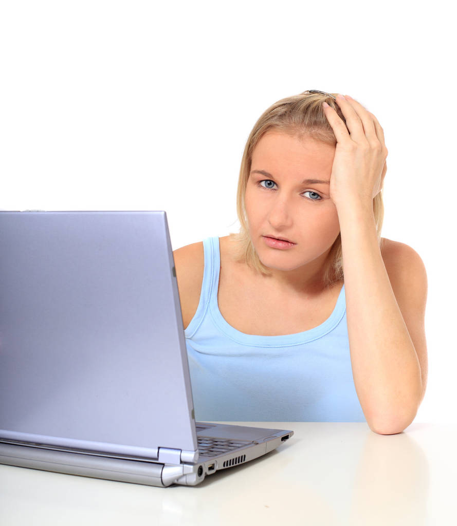Attraente giovane donna scandinava in stato d'animo disperato utilizzando il computer portatile. Tutto su sfondo bianco
. - Foto, immagini