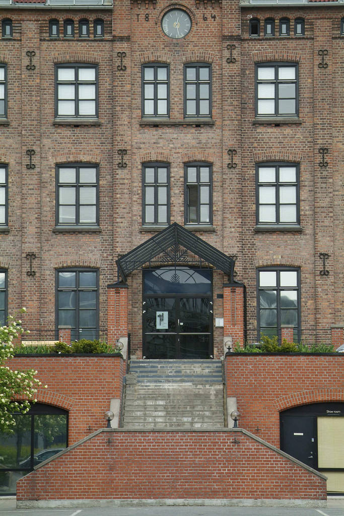 Façade de vieux bâtiments industriels en briques, modernisés pour les bureaux
. - Photo, image