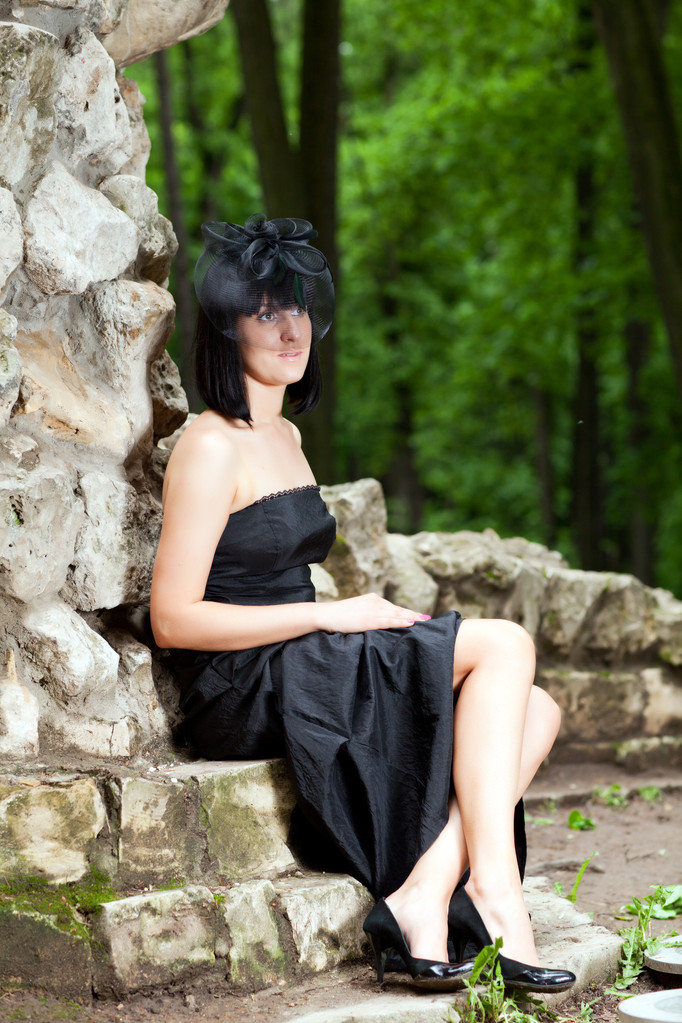 Женщина, сидящая у стены
 - Фото, изображение