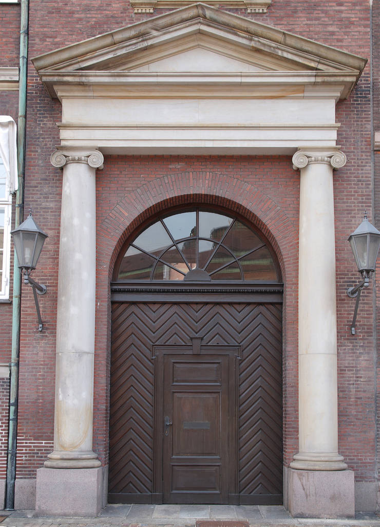 Ionische Säulen und halbrunde gewölbte Tür - Foto, Bild