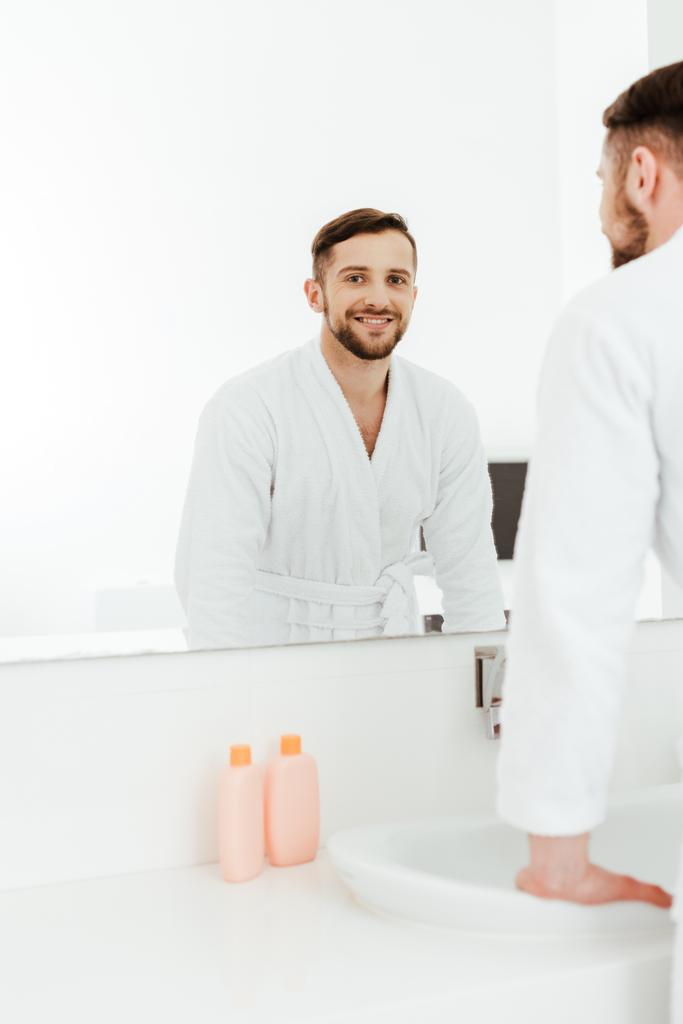 επιλεκτική εστίαση του ευτυχισμένο μούσι άνθρωπος στέκεται κοντά καθρέφτη στο μπάνιο  - Φωτογραφία, εικόνα