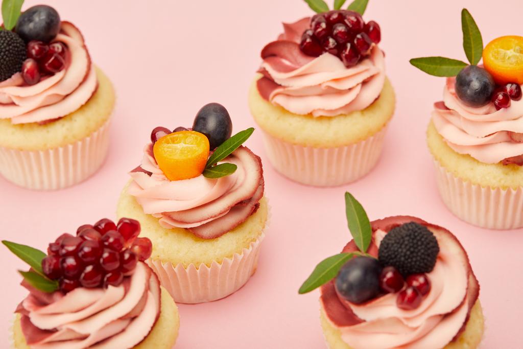 sladké dortíky s ovocem a bobulovinami na růžovém povrchu - Fotografie, Obrázek