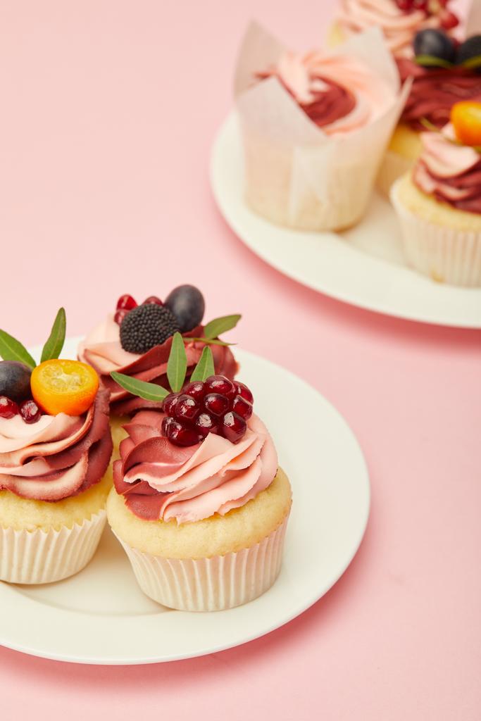 две тарелки со сладкими тортами на розовой поверхности
 - Фото, изображение