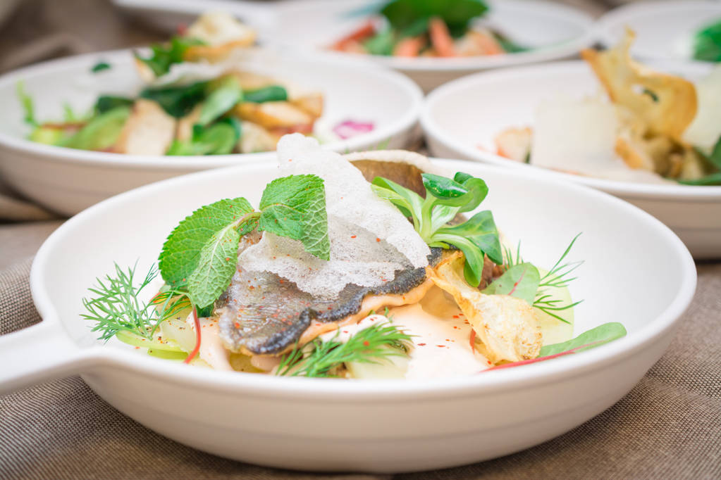 Свежий итальянский салат с рыбой, песто и салатом
 - Фото, изображение