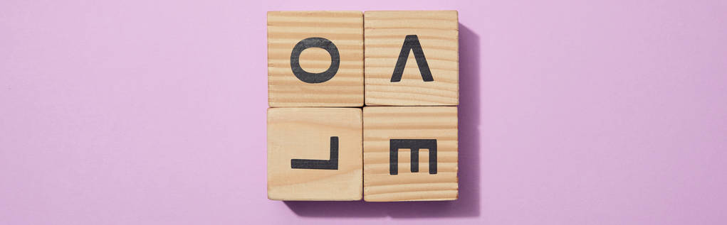 colpo panoramico di blocchi di legno con lettere sulla superficie viola
 - Foto, immagini